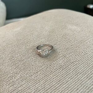 Elegant heart diamond chip white gold marked Ring